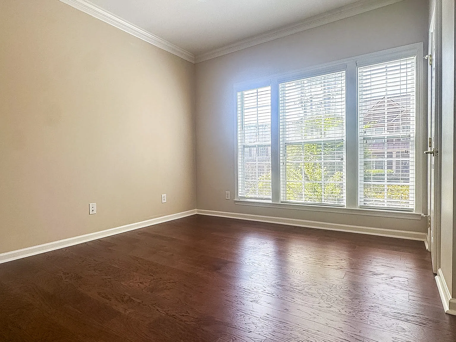5 bed, 3369 sqft, $3,300 — Photo 4