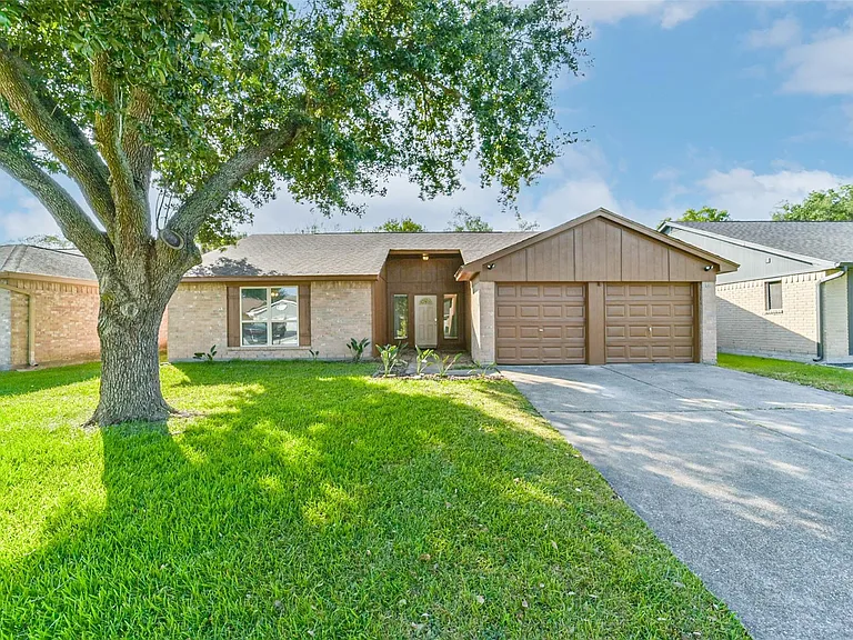 2406 Pilgrims Bend Dr — Photo 1