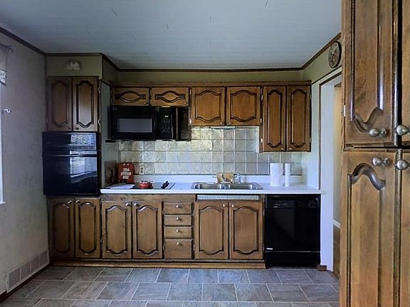 4th image of 235 E 327th St