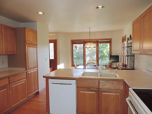 4th image of N24W24062 E Parkway Meadow Cir