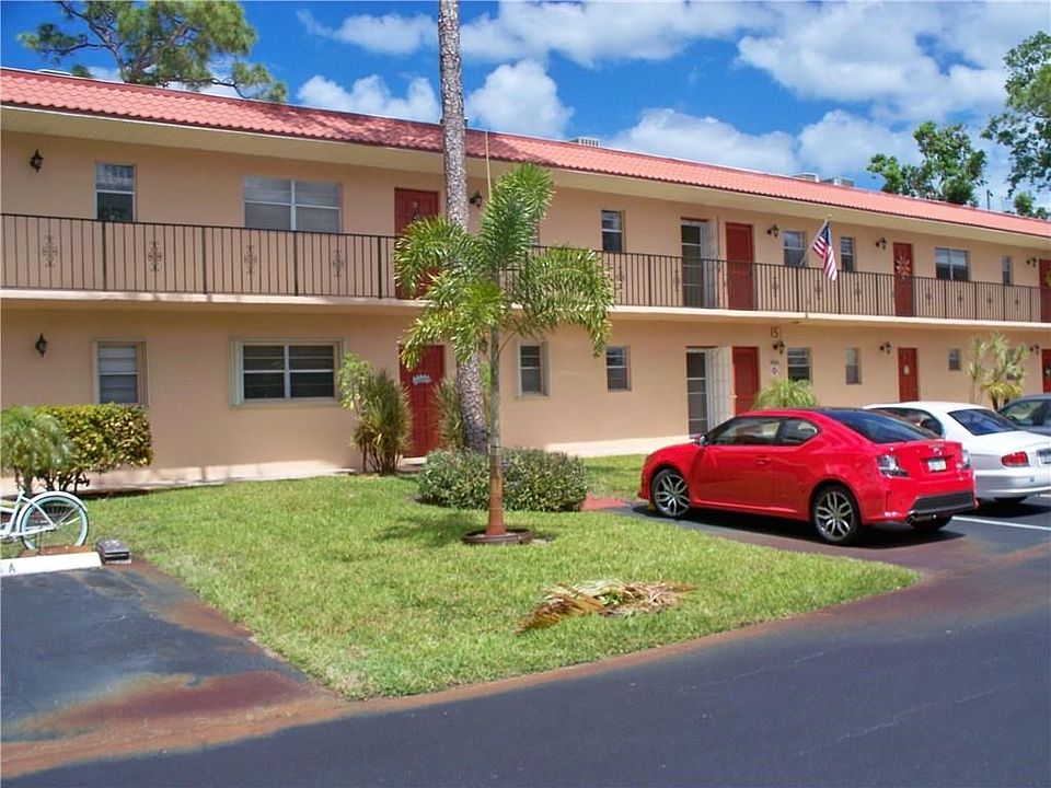 2nd floor condo in Monterey Yacht and Country Club with UNLIMITED GOLF INCLUDED