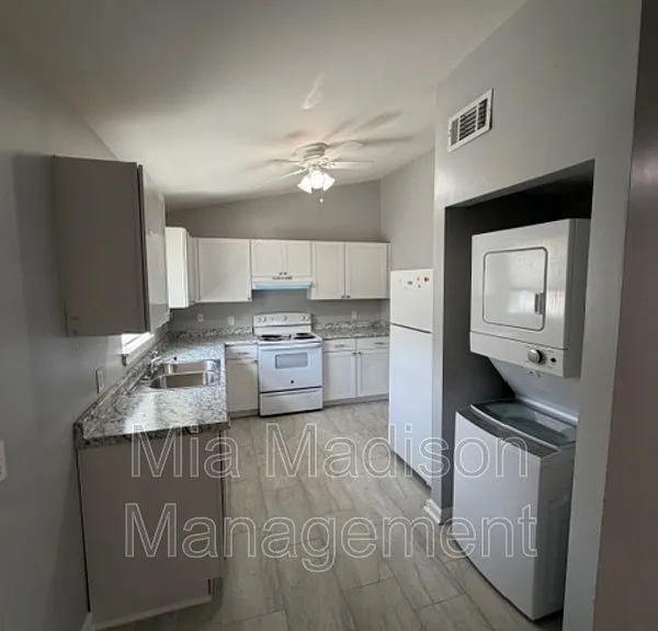 319 W 31st St — Photo 8