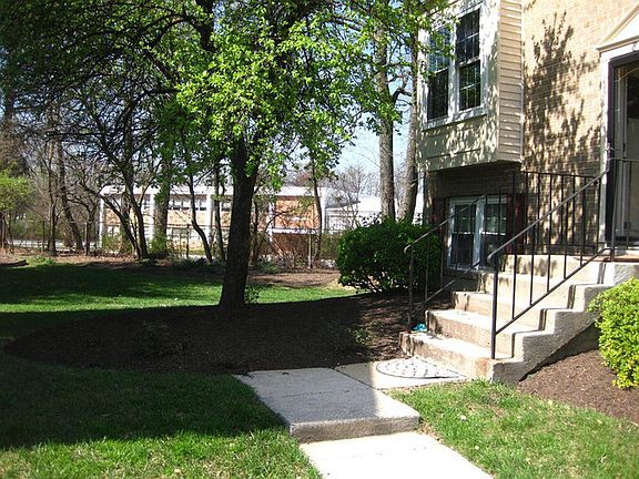 4th image of 826 Ivy League Ln