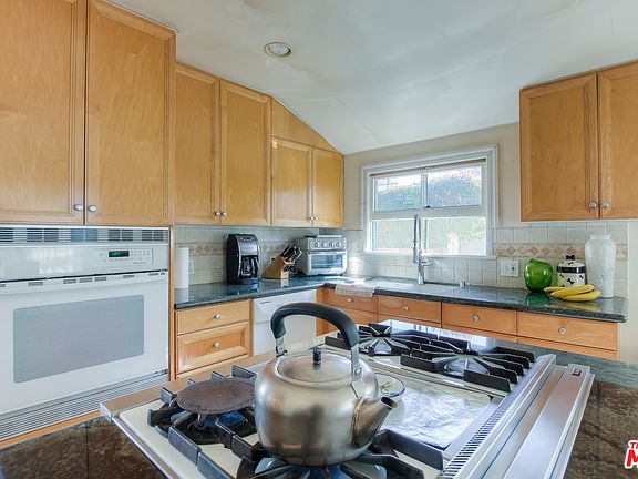 4th image of 2488 Wellesley Ave