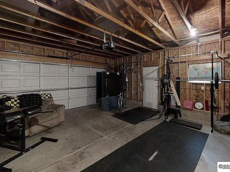 1135 Boswell Dr — Photo 8