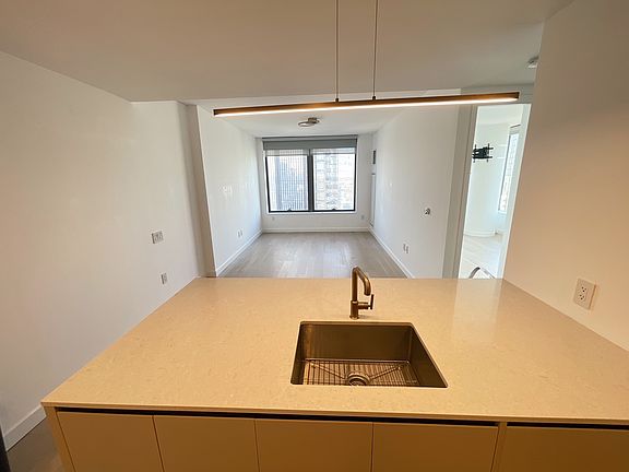 5th image of 3 Court Sq APT 3107