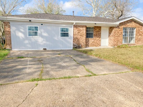 600 W Mimosa St, Angleton, TX 77515