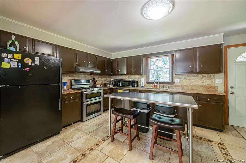 5 bed, 2460 sqft, $4,300 — Photo 4