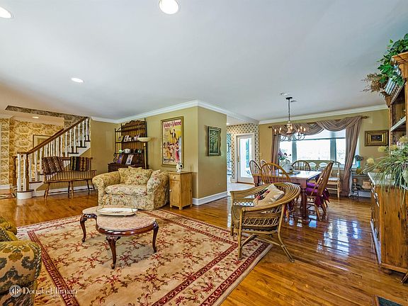 3rd image of 76 Westwood Cir