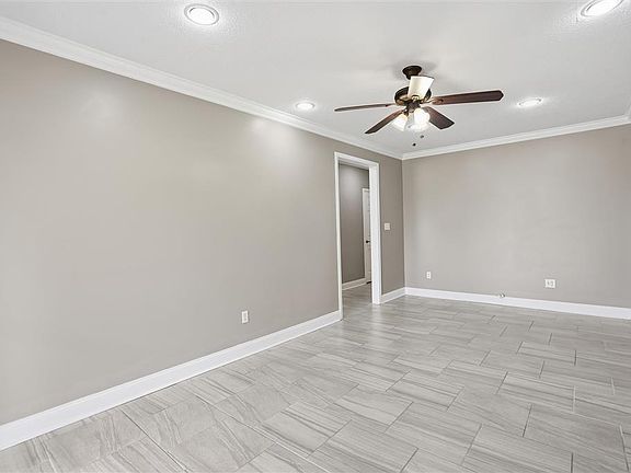 3rd image of 2412 Maplewood Dr Suite 1