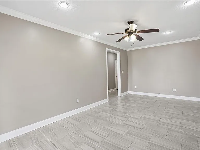2412 Maplewood Dr #1 — Photo 3