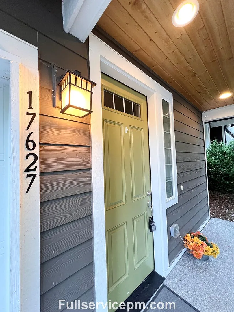 Spacious North Bothell Home Backing Greenbelt with EV Charger! — Photo 3