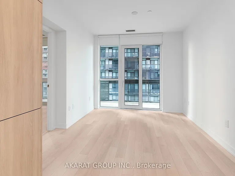 39 Roehampton Ave #2407 — Photo 10
