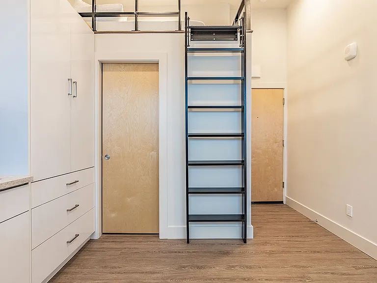 423 Terry Apartment — Photo 28