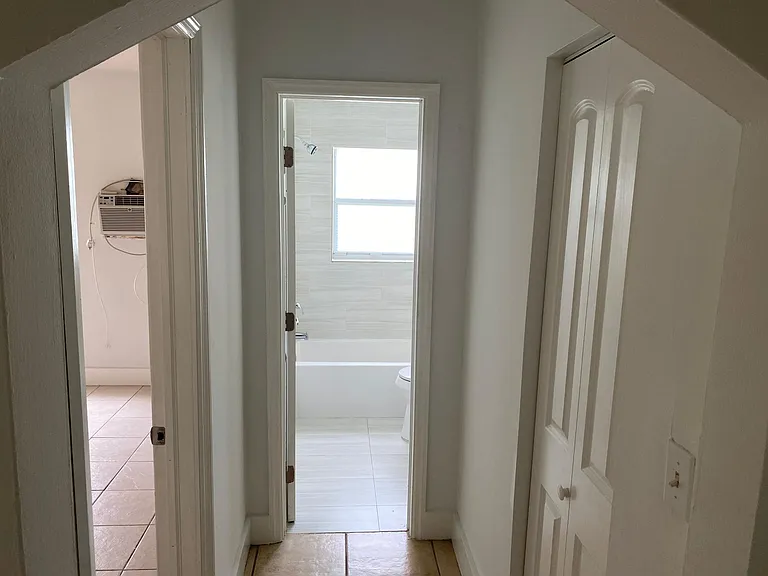 237 SW 13th St #4 — Photo 6