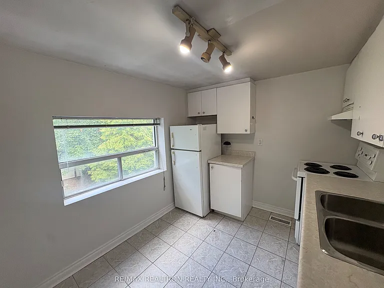 218 Keele St — Photo 5