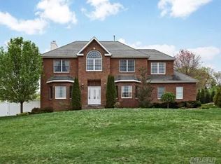 122 Majestic Dr, Dix Hills, NY 11746