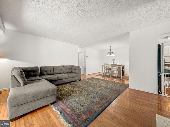 5th image of 10147 Oakton Terrace Rd