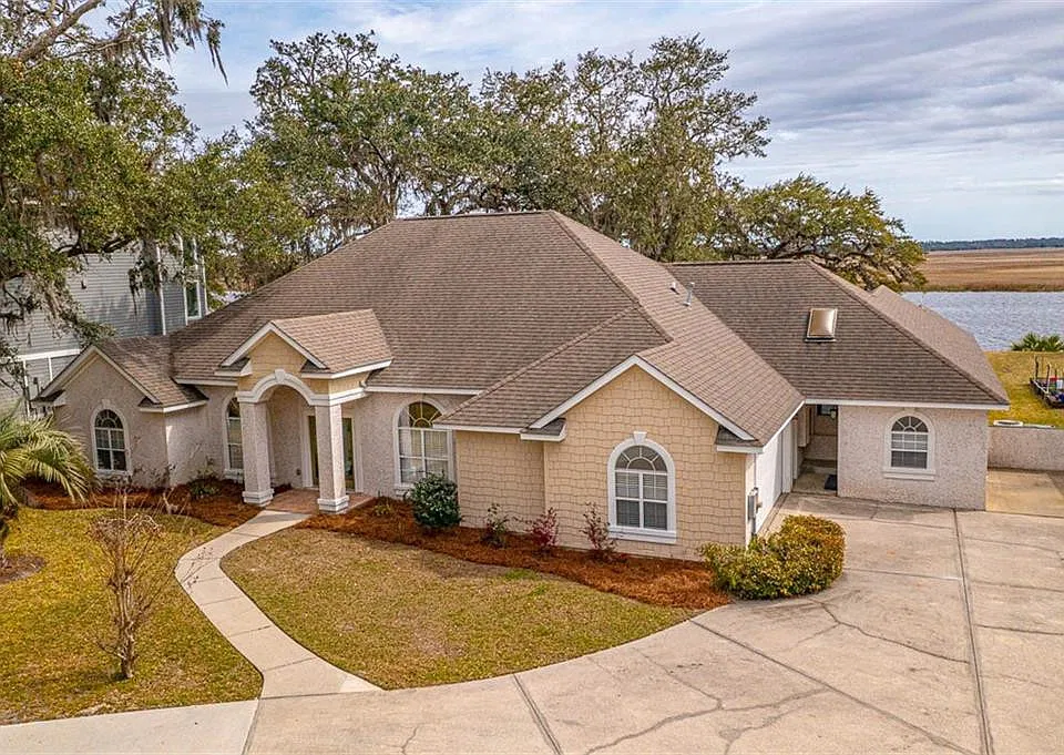 154 Royal Dr
