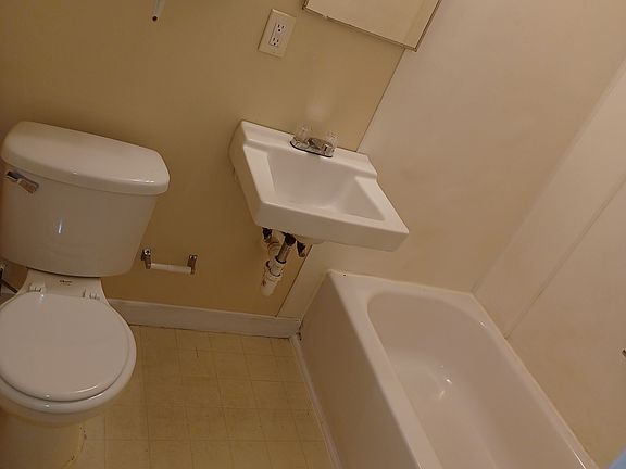 bathroom, clean and fresh.