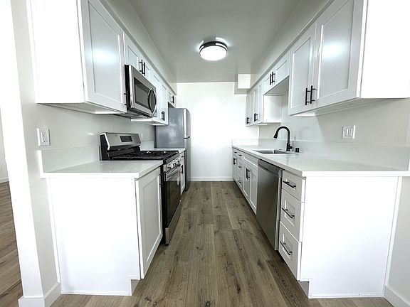 2nd image of 3420 Mentone Ave APT 8