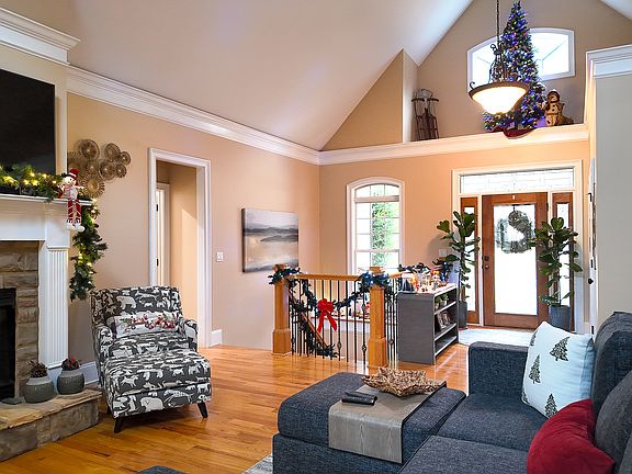 4th image of 8179 Pineview Ct