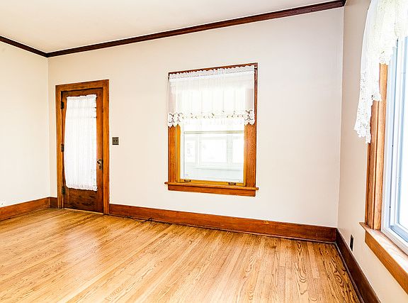 3rd image of 407 E Park St