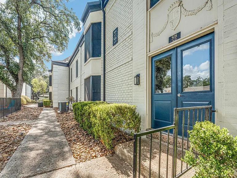 The Landmark at Alamo Heights — Photo 8