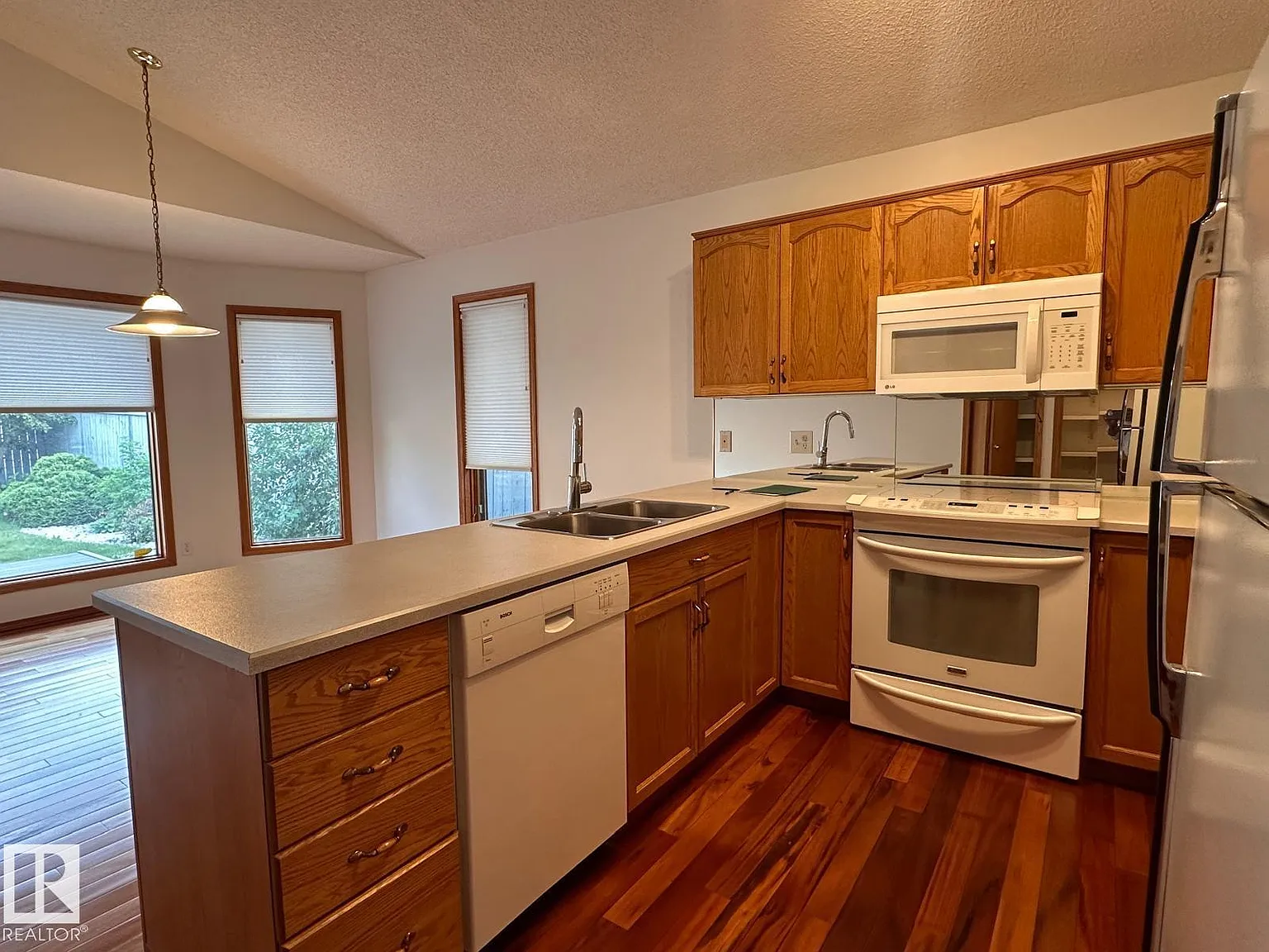 4 bed, 3.0 bath, 1367 sqft, $2,600 — Photo 3