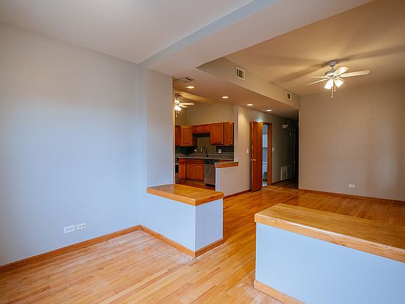 4th image of 1052 N Oakley Blvd APT 2