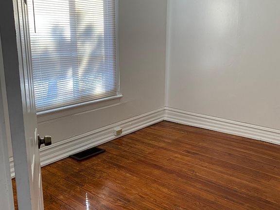 3rd image of 1025 E 8th St
