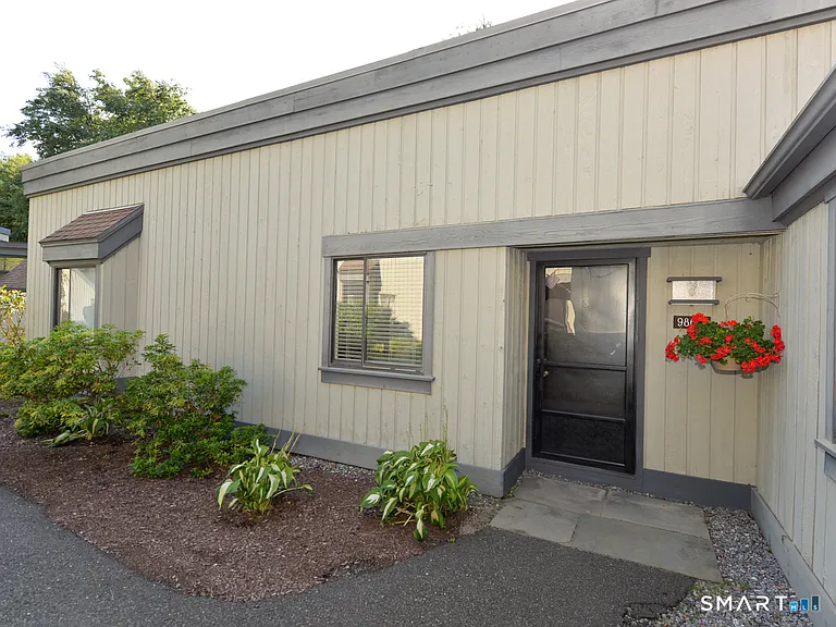 986 Heritage Vlg #A — Photo 1