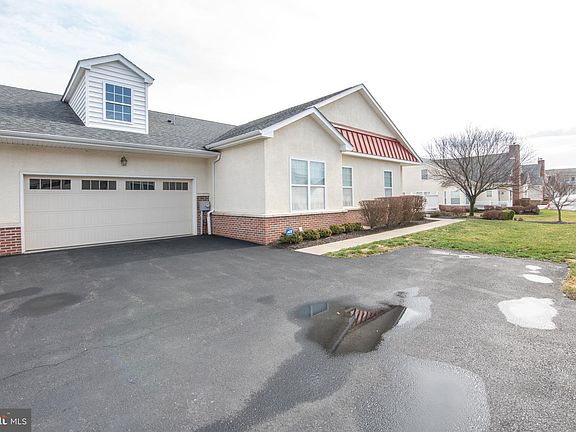 3rd image of 15051 Dahlia Dr