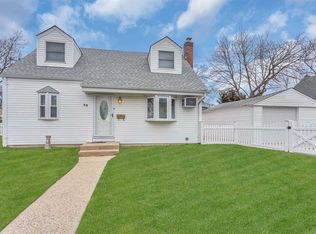 38 Alice St, Merrick, NY 11566