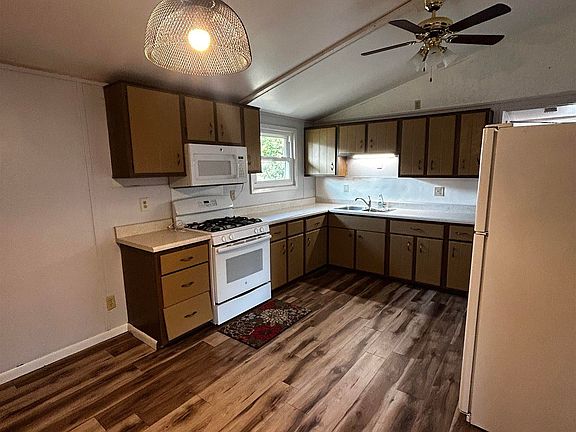 4th image of 400 3rd Ave NE
