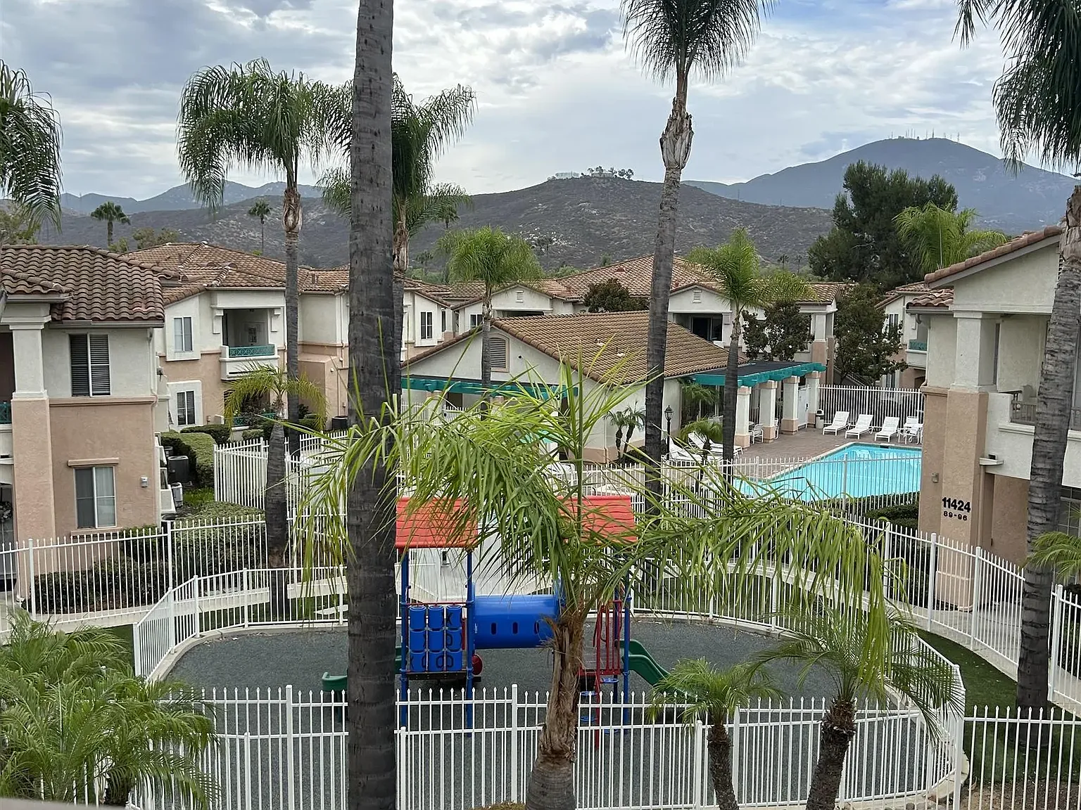 3 bed, 2.0 bath, 1216 sqft, $3,500 — Photo 2