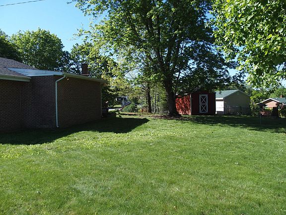 4th image of 865 Mountain View Dr