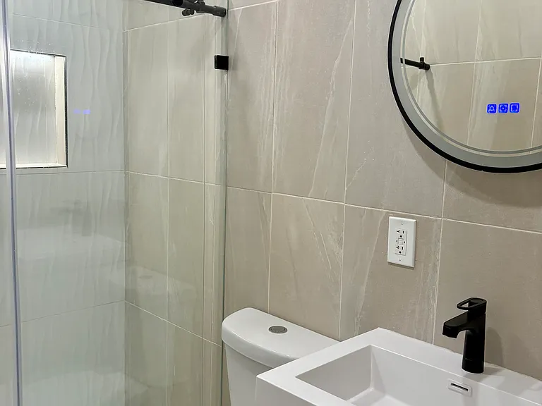 Alexandria Apartments — Photo 17