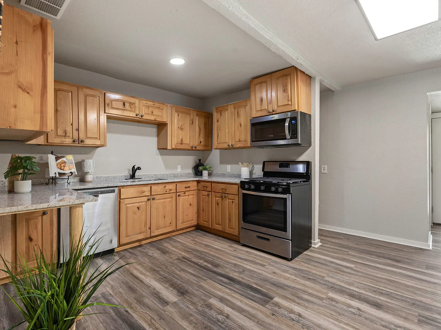 3 bed, 1.5 bath, 1438 sqft, $1,755 — Photo 4