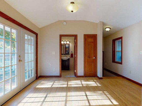 3rd image of 19 Plaza Dr