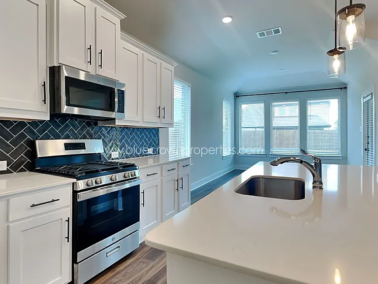 606 Taylor Dr — Photo 3