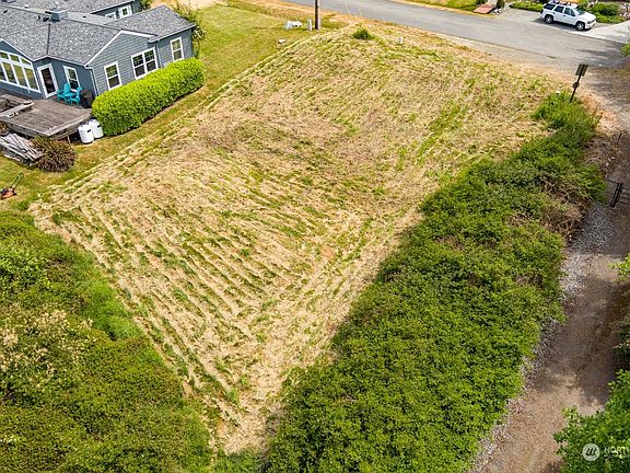 4th image of 2044 Fircrest Avenue
