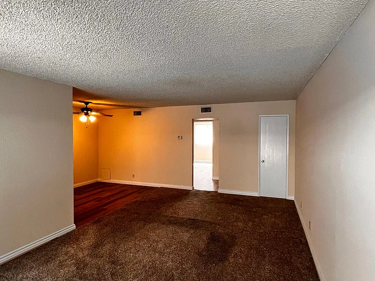 2220 W Victory Blvd #102 — Photo 3