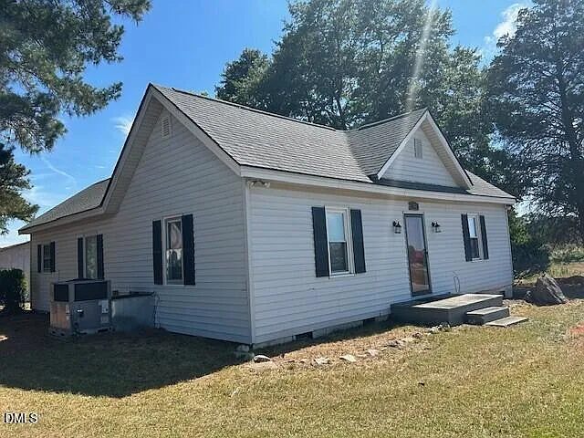 2 bed, 1.5 bath, 1364 sqft, $1,320 — Photo 2