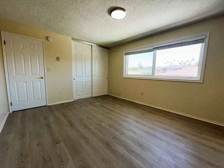 1025 W 8th St — Photo 13