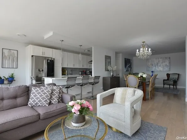 61-20 Grand Cent Parkway image 14 of 32