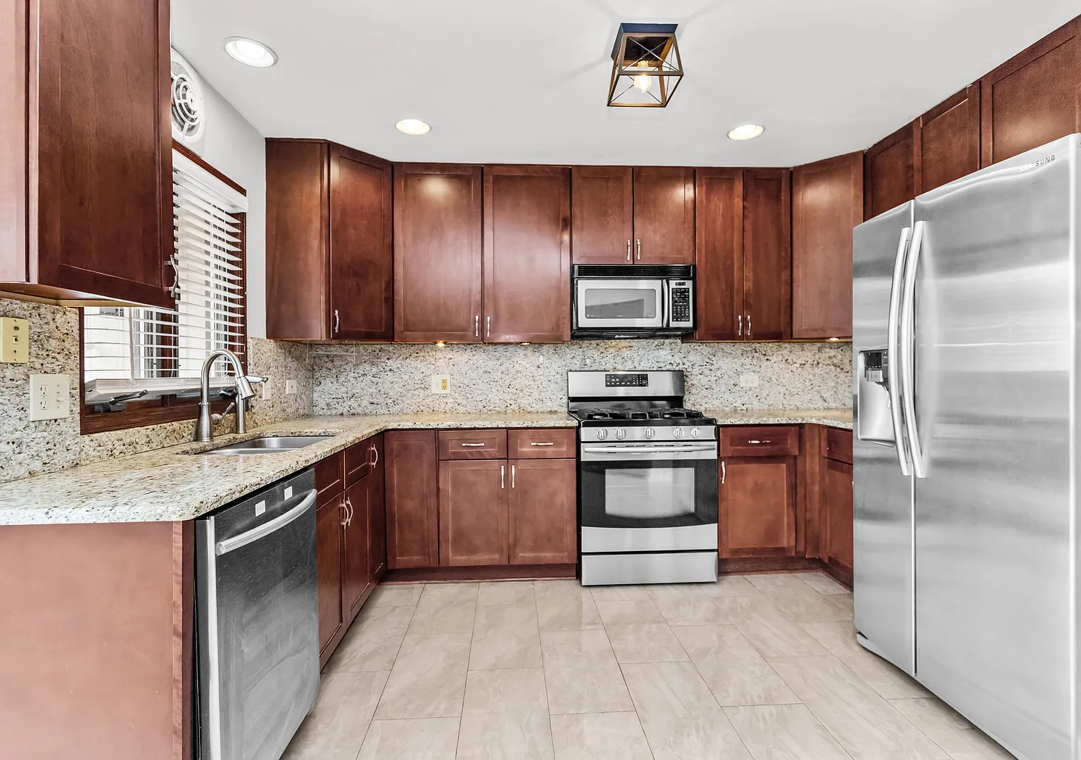 4 bed, 3.5 bath, 2750 sqft, $3,200 — Photo 4