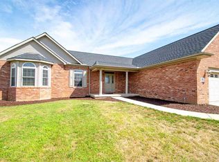 110 Shannon Hills Dr, Washington, IL 61571