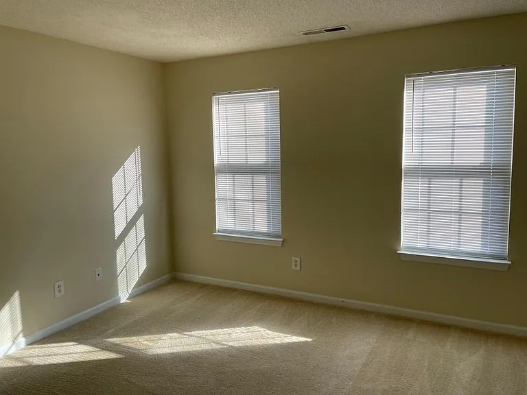 3131 Manhasset Ln — Photo 6