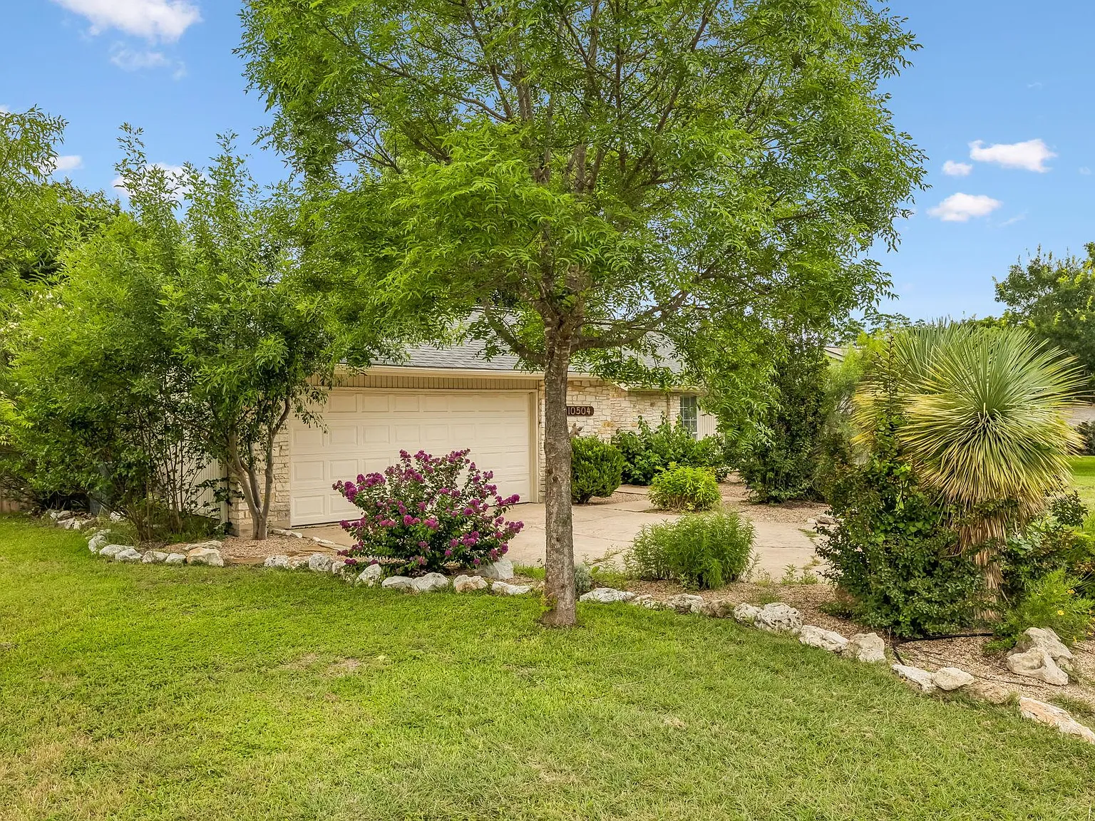 3 bed, 2.0 bath, 1422 sqft, $2,500 — Photo 3